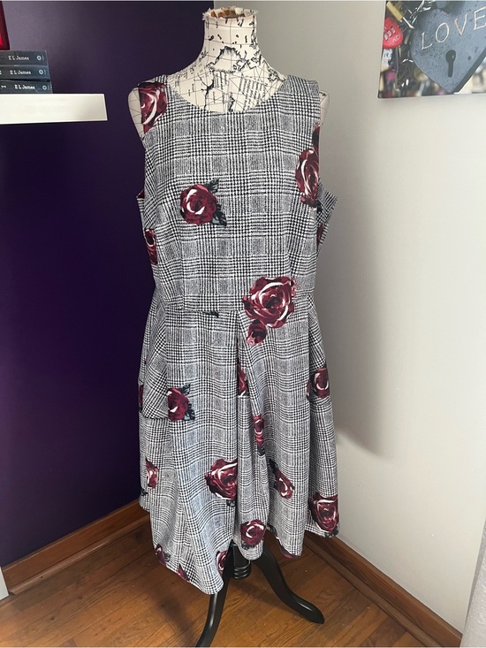 Roz & Ali Dresses & Skirts - Roz & Ali Gray Plaid Plus Size Sleeveless Dress with Burgundy Rose Print